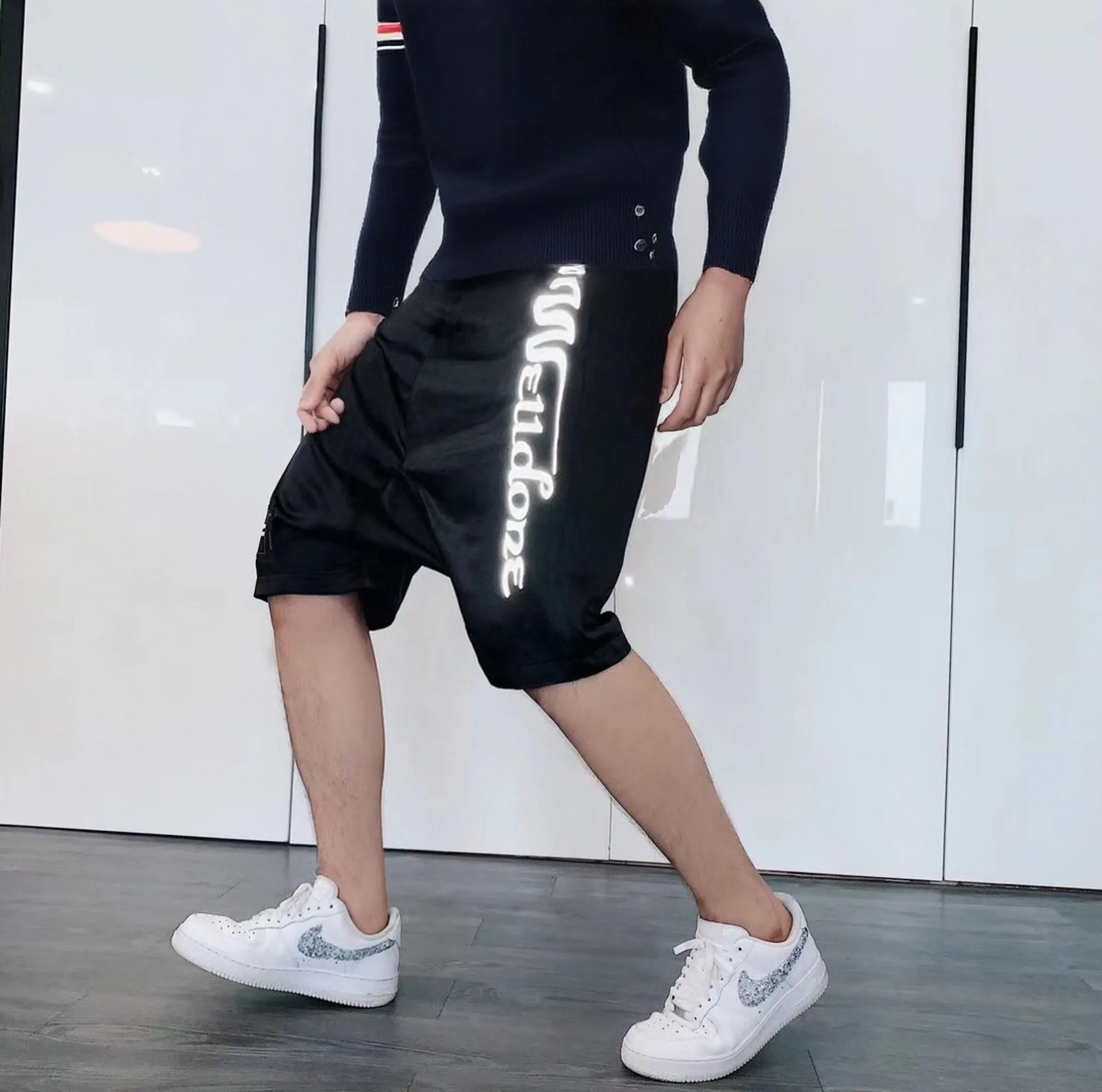 ✔